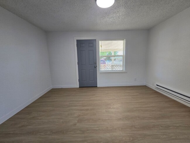 Building Photo - Freshly Remolded 2 Bedroom Apartment Move-...