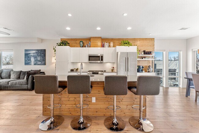Building Photo - ROOFTOP DECK + spacious END UNIT townhome in Berkeley Neighborhood!