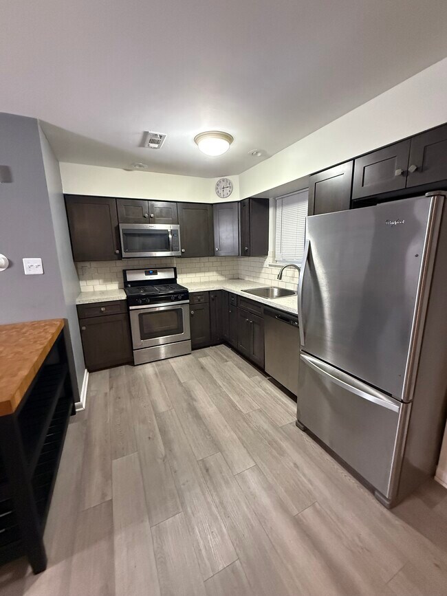 Building Photo - 3721 Ronnald Dr