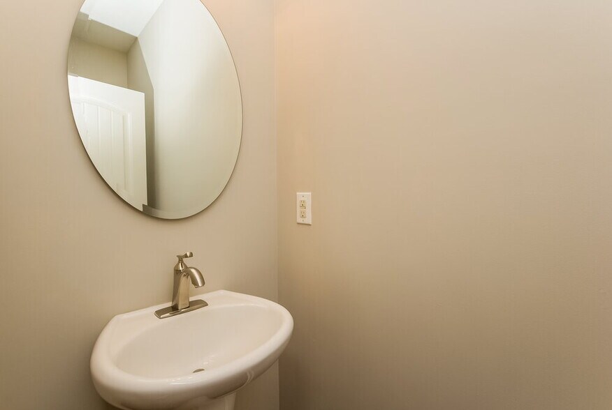 Building Photo - 275 Shaw Dr