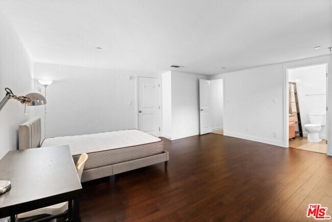 Building Photo - 10982 Roebling Ave