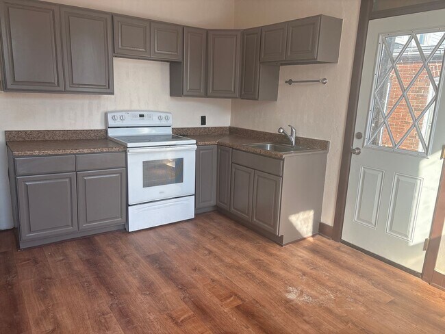 Building Photo - 3 Bedroom 1 Bath Large Rooms-York City SD