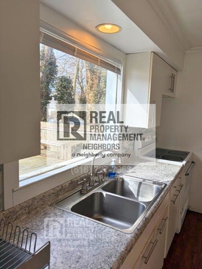 Building Photo - 88 E 18th St