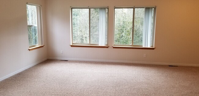 Building Photo - Spacious Two-Story in Port Orchard