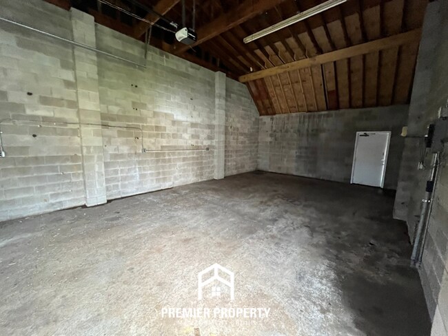 Building Photo - 3-Bedroom Single-Family Home for Rent in Memphis, TN - Vaulted Ceilings & Fenced Yard