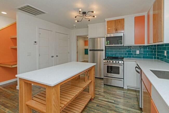 Building Photo - Pet-Friendly 1-Bedroom Apartment in Downtown Rogers –  Move-In Special!