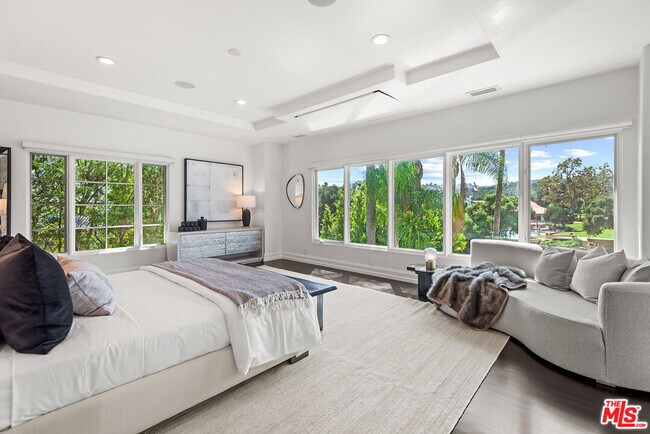 Building Photo - 9928 Toluca Lake Ave