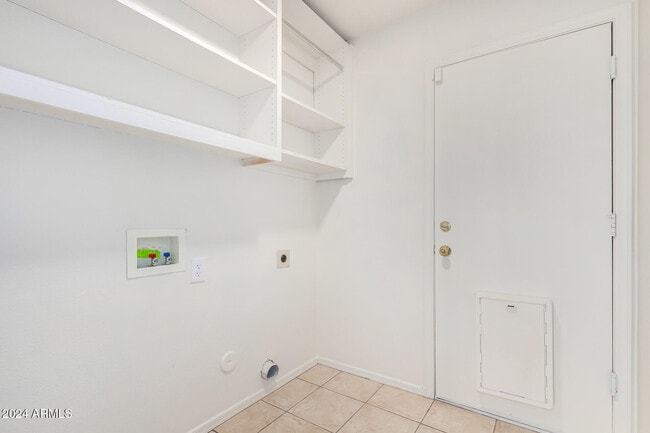 Building Photo - 8338 W Paradise Dr