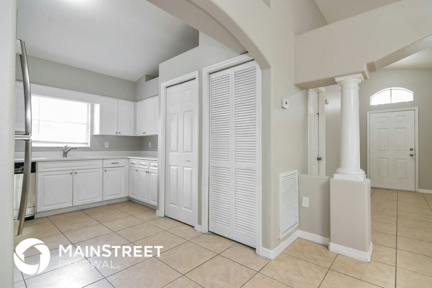 Building Photo - 9503 N Hyaleah Rd