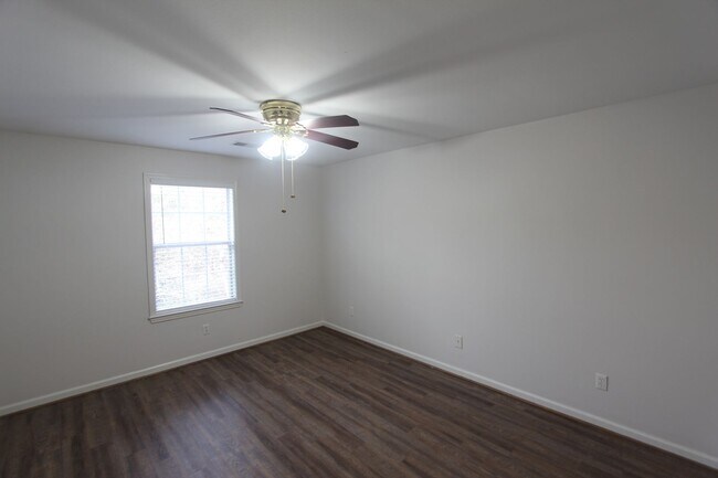 Building Photo - Wonderful and Large 3 Bedroom 2.5 Bath Townhome w/Garage