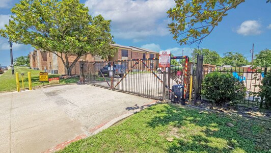 Building Photo - 3917 Bonnie Dr