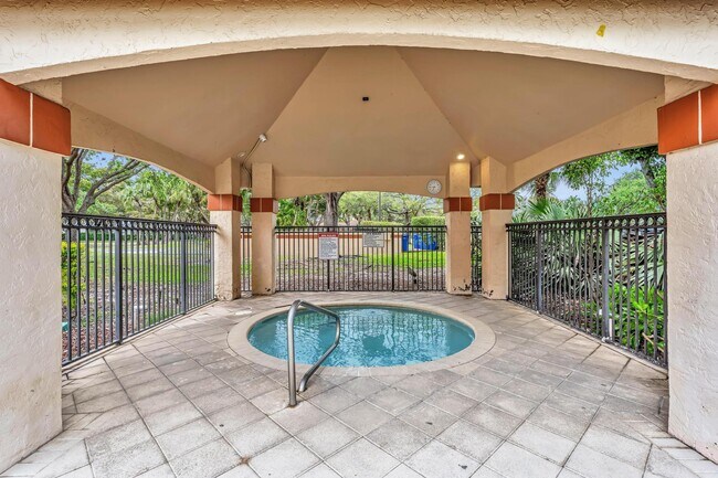 Building Photo - 3300 Pinewalk Dr N