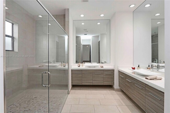 Building Photo - 15957 SW 136 Way