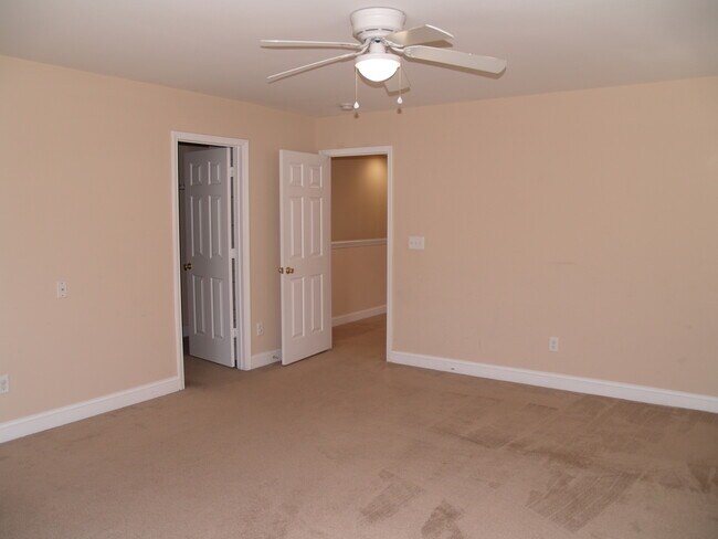 Building Photo - 142 Silverspring Pl