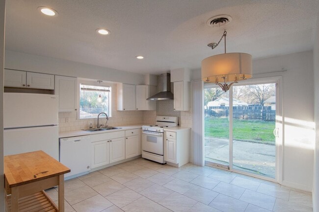 Building Photo - South Redding Duplex with Many Perks!