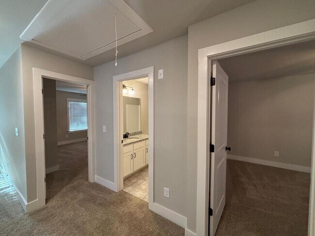 Building Photo - 173 Russell Way