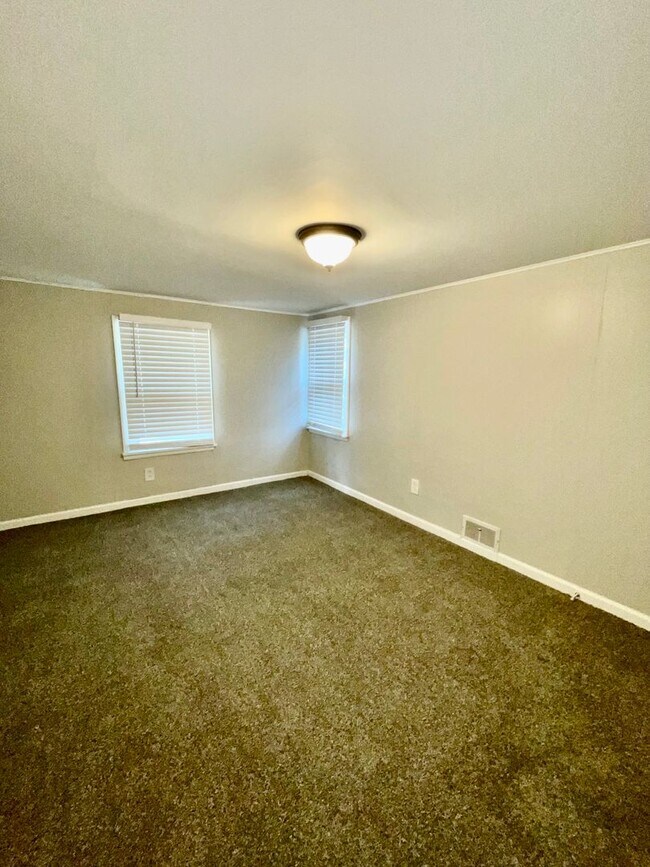 Building Photo - Updated 4-Bedroom Bungalow with Modern Kit...