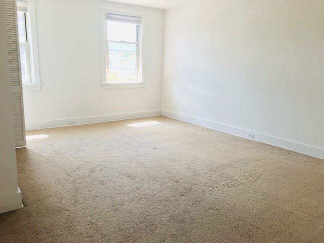 Building Photo - Available October 22, 2025, Lease will end...