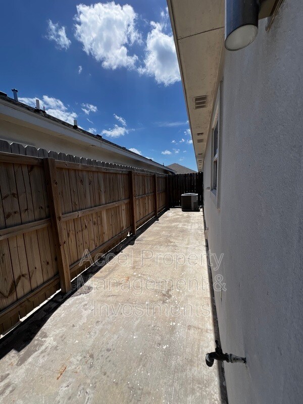 Building Photo - 304 Rafael Dr