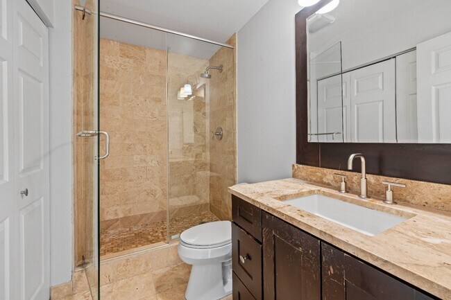 Building Photo - Unique & Extra Spacious Printers Row 1 Bed + Den! Over 900 Sq Ft! Ready for Move In!