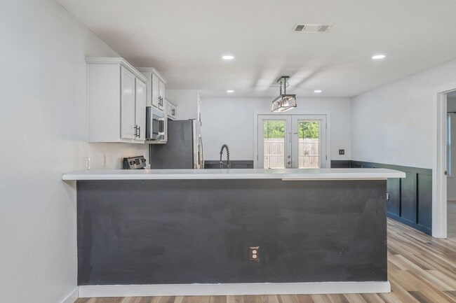 Building Photo - North Crestview Home!