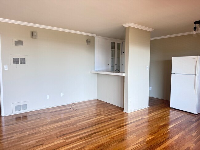 Building Photo - 1300 Larrabee St