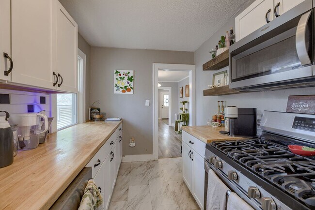 Building Photo - Great 2 bedroom 2 FULL bath home