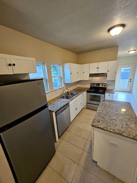 Building Photo - 1016 Center St