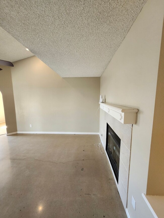 Building Photo - Charming Single-Story Home