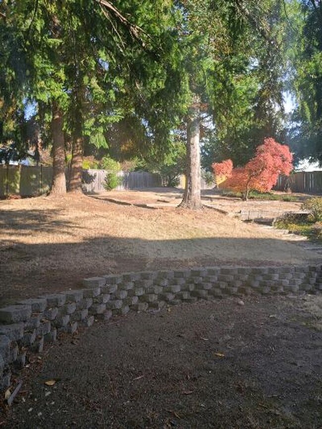 Building Photo - Classic North Tacoma 4 Bedroom Tri-Level with Peak a Boo View!