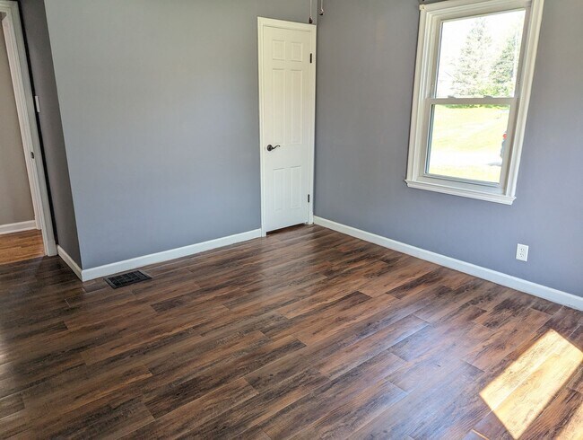 Building Photo - AVAILABLE NOW! - 2 Bedroom / 1 Bath Home i...