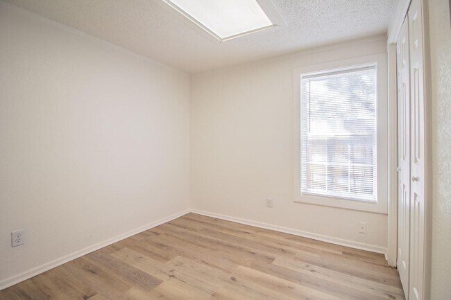 Building Photo - Updated 2 bed 1 bath house