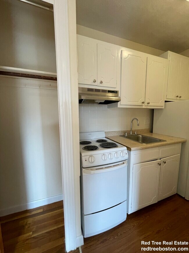 Building Photo - 172 N Beacon St