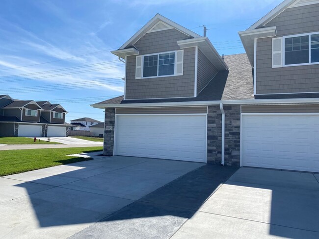 Building Photo - Sun Bathed Kitchen - Two Story 3 Bedroom