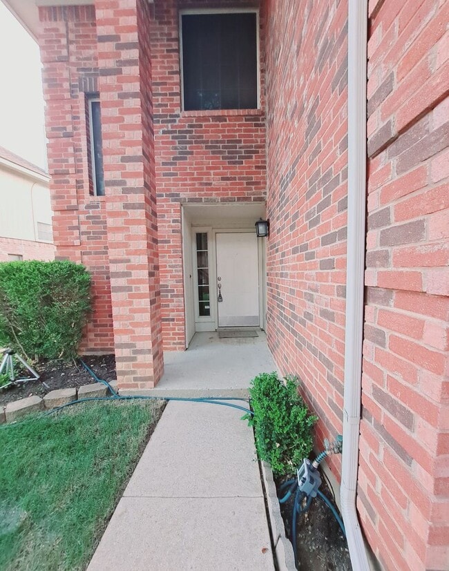 Building Photo - 2 Story 3/2.5/2 with 2 living and 2 dining...