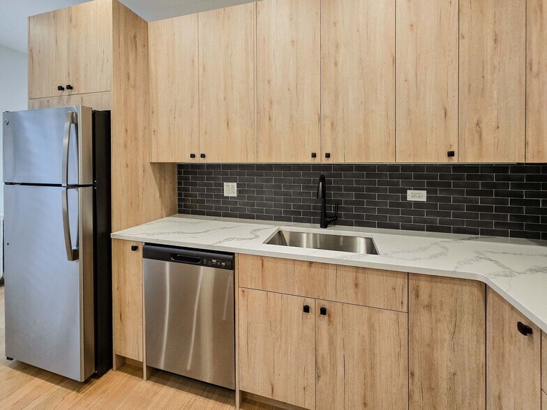 Building Photo - 4949 N Oakley Ave