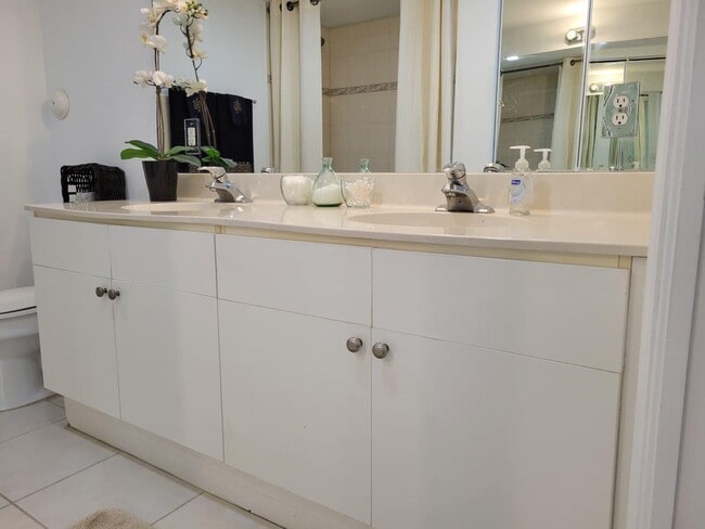 Building Photo - 4401 Crystal Lake Dr