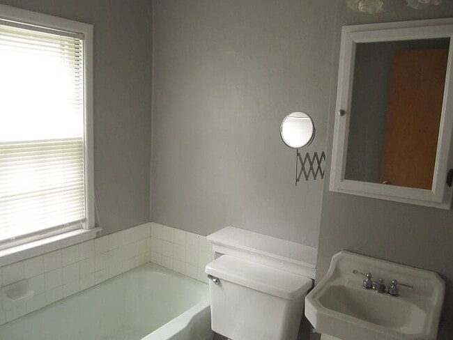 Building Photo - 2407 Knapp St