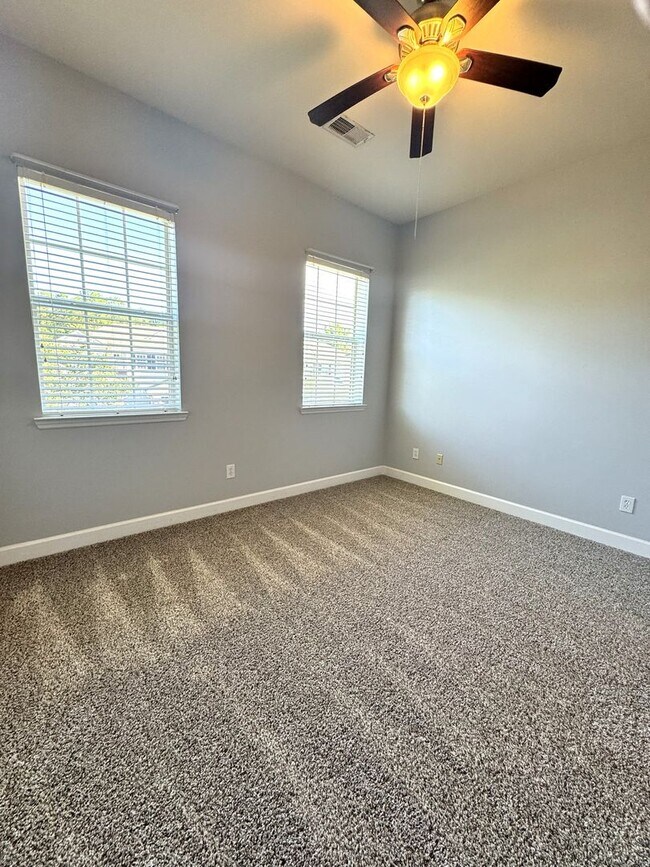 Building Photo - 3BR/3BA Eagle Harbor Condo w/ Garage