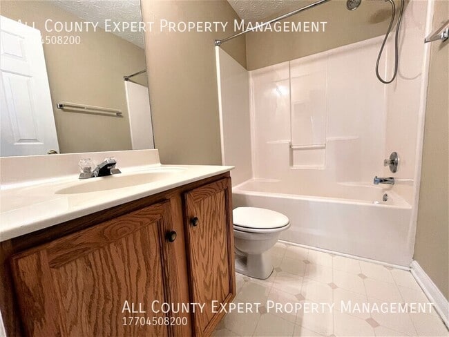 Building Photo - 520 Lazy River Ln