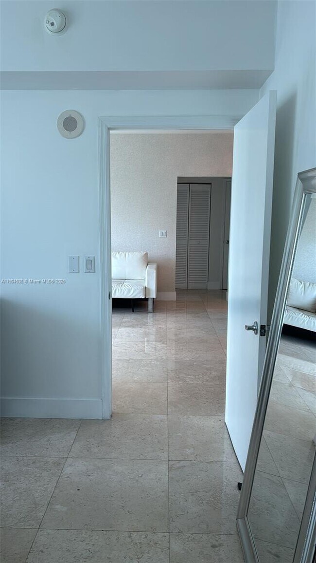 Building Photo - 950 Brickell Bay Dr