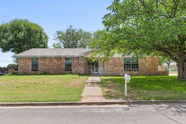 Primary Photo - 429 Lindenwood Ln W