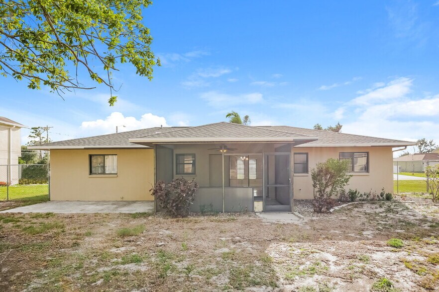 Building Photo - 909 SW 9th Ave