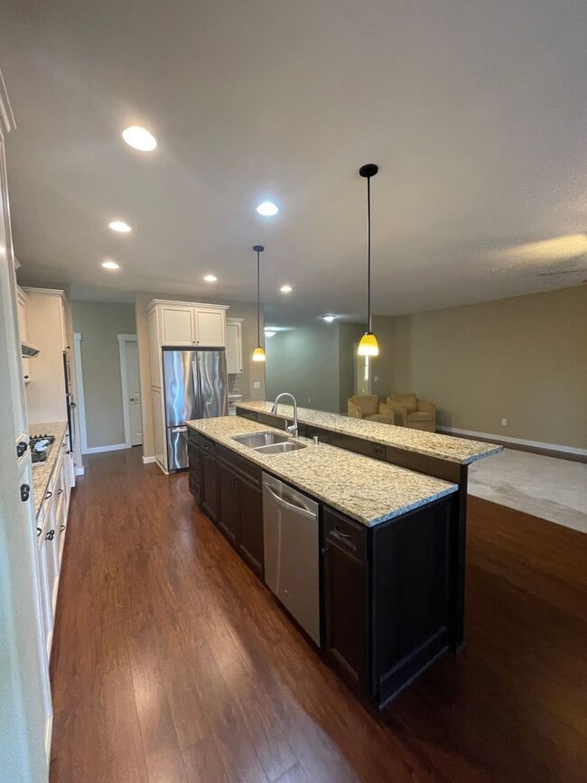 Building Photo - Beautiful Home with lots of upgrades