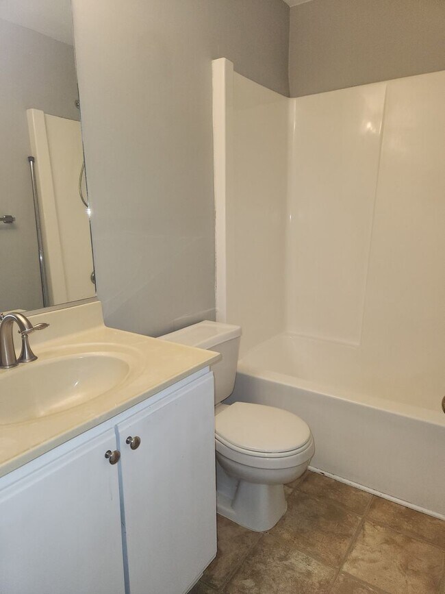 Building Photo - WILLOW CREEK POINTE