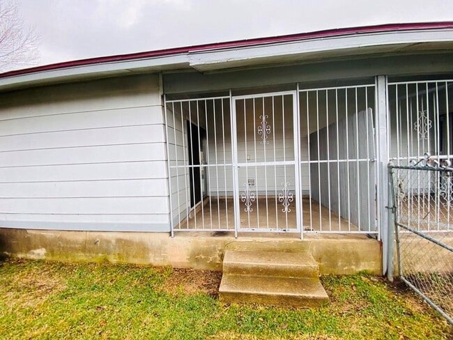 Building Photo - 1710 Ledgewood Dr