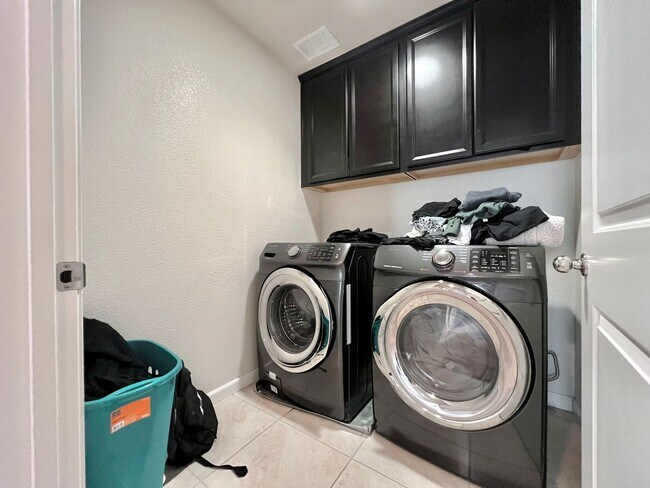 Building Photo - Perfect Family Home in Hollister