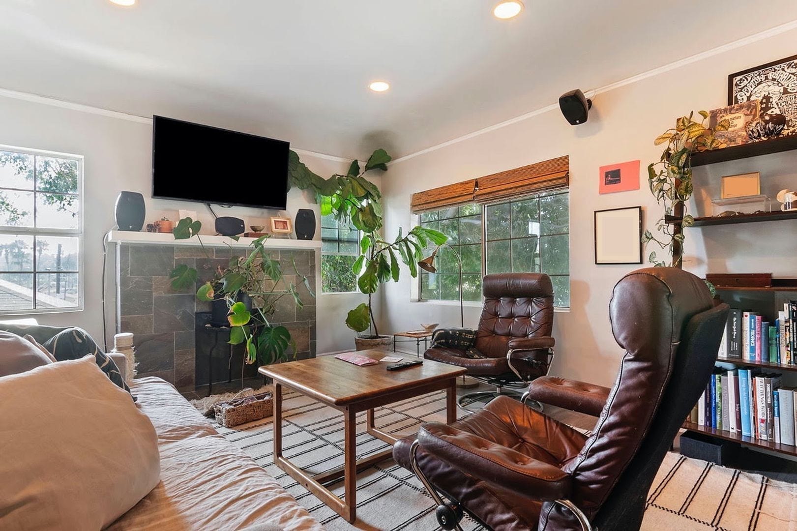 Building Photo - 703 N Ave 54