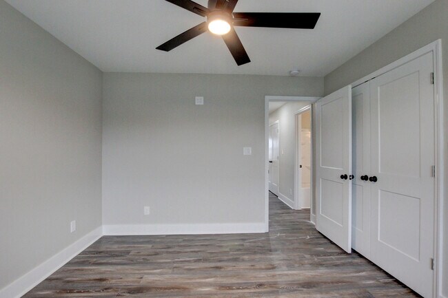 Building Photo - 128 Riverbend Dr