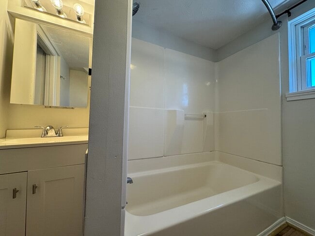 Building Photo - 37 Oak St